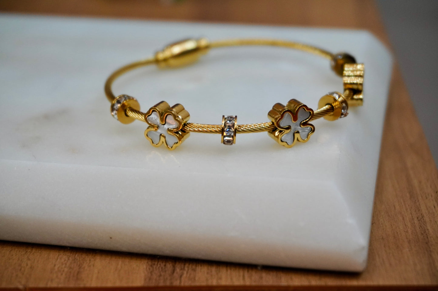 Snowy clover bracelet